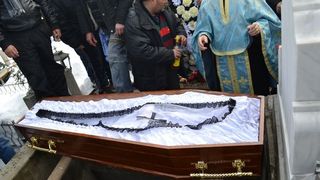 Ce sa nu mai faci niciodata la inmormantari. Ritualul pagan pe care il fac romanii si este total gresit