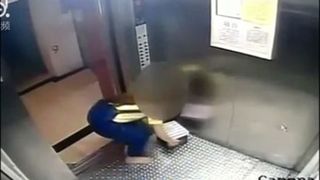 O mama de 15 ani si-a aruncat copilul la gunoi, intr-o cutie de pantofi! In mod miraculos, bebelusul a fost gasit in viata