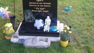 "Da-i lui mami un semn, te rog!". Ce a aparut la mormantul unui baietel, la 3 ani de la moartea acestuia, este extraordinar