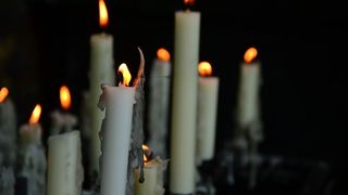 De ce se duc la inmormantari cate doua lumanari. Una este pentru mort, dar a doua? Afla ce semnifica si cele doua lumanari de la nunti - Explicatiile te vor uimi