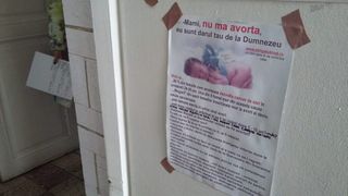 Afise impotriva avortului la Spitalul Polizu: "80 la suta dintre femeile care avorteaza fac cancer la san in 20-30 de ani!"