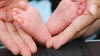 Nou-nascut prematur, la un pas sa fie inmormantat din cauza cadrelor medicale. Parintii i-au simtit inima batand inainte sa il bage in sicriu