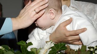 Motivul pentru care majoritatea romanilor au doua prenume. Ce spune Biserica despre acest obicei