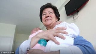 Statul i-a luat gemenii mamei de 64 de ani, la doar 2 luni de cand i-a adus pe lume