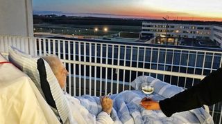 Fotografia care a emotionat intreaga lume! Asta a fost ultima dorinta a unui batranel, aflat in ultimele clipe de viata