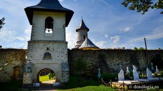 De la tanarul rapper, la calugarul - ghid de la Manastirea Tazlau!  Povestea parintelui Pavel care s-a calugarit dupa o intamplare din biserica!