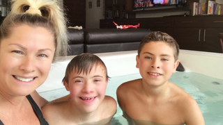 Leticia Calderon (Esmeralda) alaturi de cei doi baieti ai sai