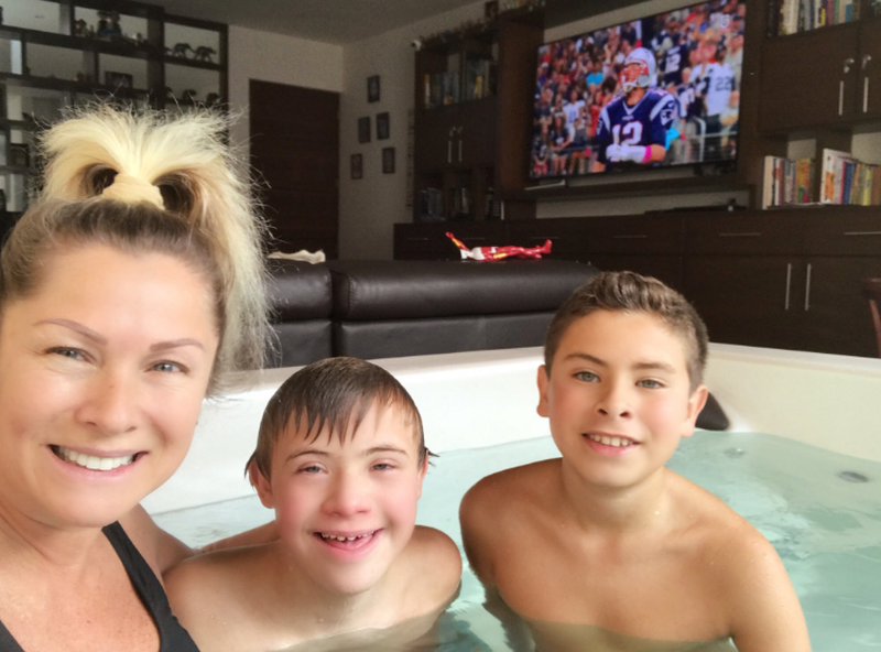 Leticia Calderon (Esmeralda) alaturi de cei doi baieti ai sai