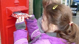 Un copil din Zalau lasa oamenilor mesaje de Paste in cutiile postale