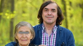 Uite cum arata mama scriitorului Mircea Cartarescu: "După-amiaza asta am iesit cu mama prin padure. La 88 de ani a luat-o inaintea noastra, voiniceste!"