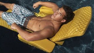 Un actor celebru s-a sinucis la 27 de ani. S-a impuscat mortal. A aparut in numeroase filme si emisiuni televizate