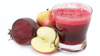 Bautura miraculoasa care te scapa de toate bolile si de cancer! Ai nevoie de un mar, o sfecla rosie si un morcov - Vezi cum functioneaza reteta, toti chinezii o folosesc!