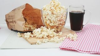 Mananci popocorn la microunde? Este extrem de nociv si trebuie sa renunti la acest obicei