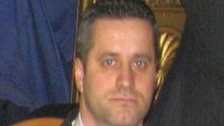 Directorul Administratiei Cimitirelor si Crematoriilor Umane castiga 1.456 de lei pe luna! Emil Iana are doua masini, intre care un Mercedes vechi de 40 de ani