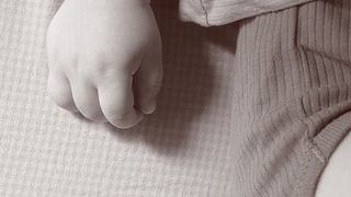 S-a dus sa isi ia baietelul de la cresa, dar l-a gasit mort. Copilul de 1 an avea vanatai pe tot corpul