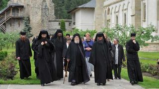 Cati bani castiga maicutele si calugarii. Acestia primesc lunar un ajutor de la stat