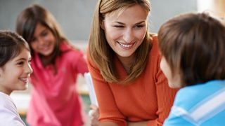 O profesoara a intretinut relatii intime cu unul dintre elevii ei, dupa ce sotul ei l-a drogat pe baiat