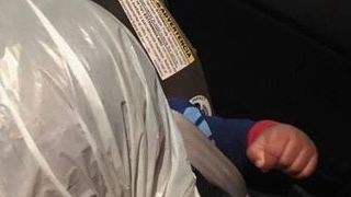 S-a filmat arzandu-si, lovindu-si si torturandu-si fiul de numai 1 an. Andrea, mama denaturata, a fost acum arestata