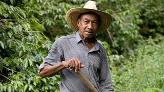 Un barbat sapa in gradina cand a facut o descoperire uriasa! A avut parte de surpriza vietii sale