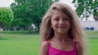 Ea e fetita care s-a nascut cu inima in afara corpului: "Sunt singura din lume care o are asa". Ii poti vedea fiecare bataie a inimii