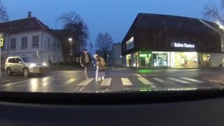 Un barbat s-a dat jos din masina si s-a oferit sa ajute o batrana sa treaca strada. Ce a urmat insa intrece orice imaginatie