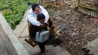 Si-a pierdut ambele picioare intr-un accident cumplit, dar asta nu a impiedicat-o sa devina un  medic extraordinar. Vietile a sute de persoane depind de ea