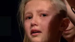 Fetita asta de noua ani a fost scoasa de pe scena si rasa in cap, chiar sub privirile tatalui - Ea plangea in hohote, dar degeaba - A facut asta dintr-un motiv emotionant