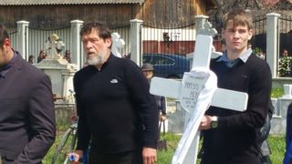 Primele imagini de la inmormantarea micutei alpiniste Dor Geta Popescu! A participat si tatal ei, ranit in avalansa din Retezat, care i-a ucis copila