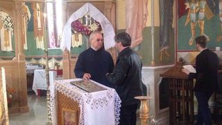 Cornel Gales a ajuns la biserica unde va avea loc parastasul  Ilenei Ciuculete. Sute de persoane sunt asteptate astazi sa o comemoreze pe regretata  artista