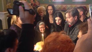 Lacrimi si durere la slujba de comemorare a Ilenei Ciuculete. Cornel Gales si mama artisei nu se pot opri din plans