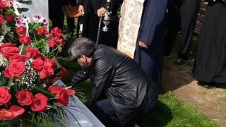 Durere fara margini la mormatul Ilenei Ciuculete. Mama artistei abia se mai tine pe picioare