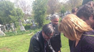 Cutremurator! Mama Ilenei Ciuculete s-a prabusit pe mormantul fetei ei! Apropiatii au ridicat-o imediat si au pus-o pe un scaun