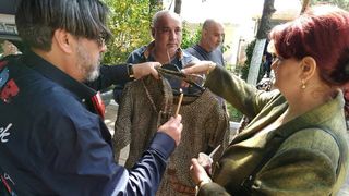 Cornel Gales a impartit hainele Ilenei Ciuculete, din portbagajul masinii, chiar in fata cimitirului! A iesit cu scandal cand o femeie a cerut "ceva cu sclipici" VIDEO