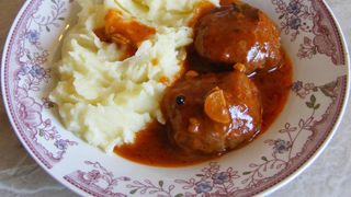 Cea mai buna reteta pentru chiftelute marinate si secretele unui piure pufos si catifelat. Ti se topesc in gura