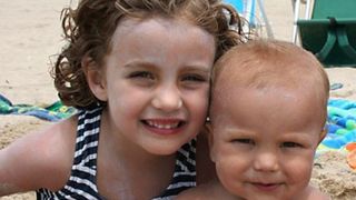 Frate si sora, ucisi de femeia platita sa aiba grija de ei. Bona era nemultumita de banii pe care ii primea