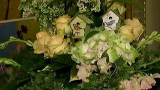 Florarii romani au inceput sa invete de la olandezi taina buchetelor superbe de flori. Cat costa un aranjament