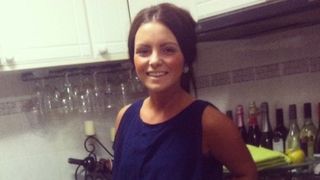 A stropit-o cu benzina, apoi i-a dat foc. O tanara de 20 de ani se zbate intre viata si moarte dupa ce logodnicul a incercat sa o omoare