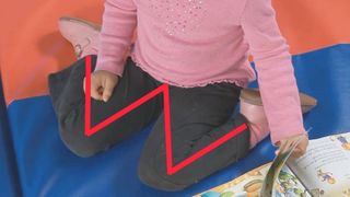 Motivul pentru care nu ar trebui sa iti lasi copilul sa stea in aceasta pozitie