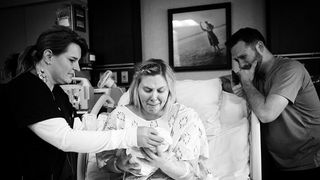 Momentul sfasietor in care o mama isi tine in brate bebelusul nascut mort. Stia ca e grav bolnav, insa spera sa ii poata dona organele: "I-am spus buna si adio in aceeasi zi"