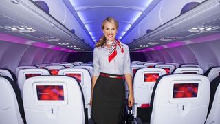 Adevaratul motiv pentru care stewardesele se plimba pe culoar in timpul zborului. Nu ti-a trecut niciodata prin gand asta