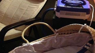 S-au plimbat 12 kilometri cu acest cos pentru bebelusi dupa ei. Politistii au inmarmurit cand au descoperit ce era in el