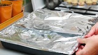Folosesti folia de aluminiu la prepararea mancarurilor la cuptor? Greseala pe care o face toata lumea