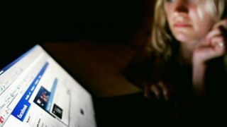 Facebook poate monitoriza tinerii care se simt nesiguri, inutili sau invinsi, potrivit unui raport intern