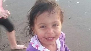 Fetita de 5 ani, infometata pana la moarte de parinti. Cantarea doar 10 kilograme cand s-a stins din viata