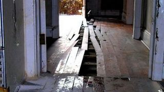 S-a apucat sa-si renoveze casa cand a gasit ceva fabulos! Statea ascuns sub pardoseala de 73 de ani