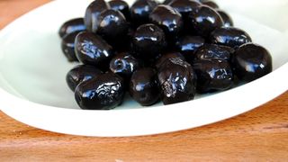 Atentie la masline! 40% din cele gasite in comert sunt colorate cu aditivi! Iata cum le recunoasteti pe cele naturale