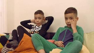 Se infometeaza si cate o saptamana pentru ca fiii ei sa aiba haine de firma. Sacrificiile facute de o mama singura