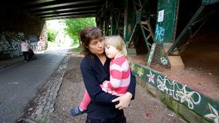 Fetita de 4 ani, posibil infectata cu virus hepatitic B sau C. Un act de seringa folosit i-a intrat in picior, in parc