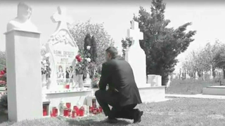 Imagini sfasietoare la mormantul Ilenei Ciuculete - Ce au facut fiii ei acolo e emotionant - Peste 30.000 de oameni au urmarit aceste secvente