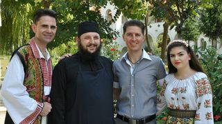 Fenomen rar, la mormantul lui Aurelian Preda, de la Dervent! A nins... cu flori de liliac! Peisajul este divin